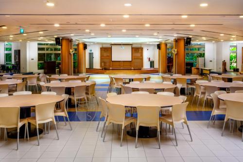 dining-hall-1-low